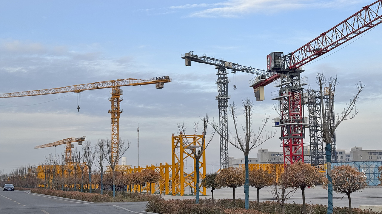 JINNTA C8043P-32 вместе с краном грузоподъёмностью 12 т на испытательном полигоне в Китае