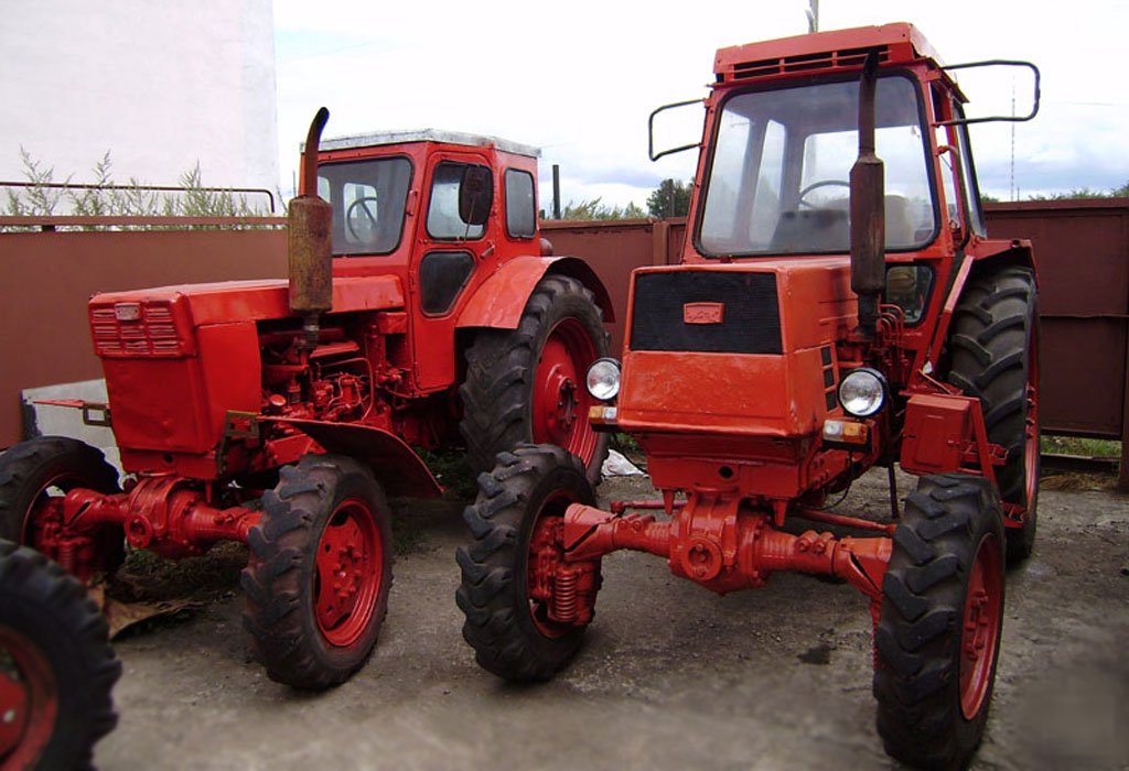 Фото ЛТЗ-55А (слева), трактор Т-40 АМ (справа)