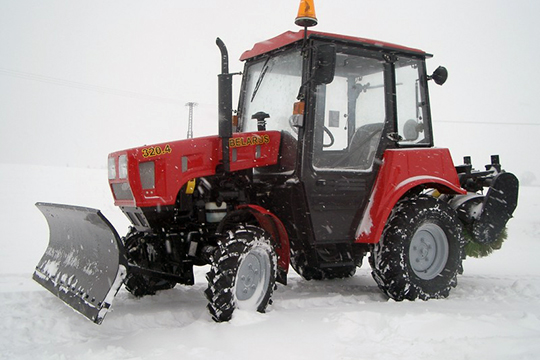 Трактор МТЗ Беларус 320.4 оснащен ДВС Lombardini
