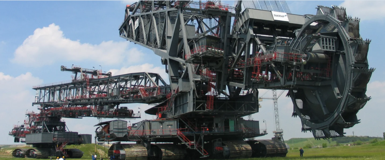 Размеры экскаватора Bagger 293 схожи с размерами египетской пирамиды Хеопса