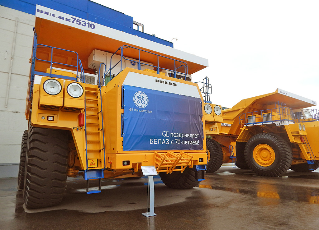 Модели БЕЛАЗ-75306 и БЕЛАЗ-75310 могут перевозить грузы 220 и 240 т соответственно