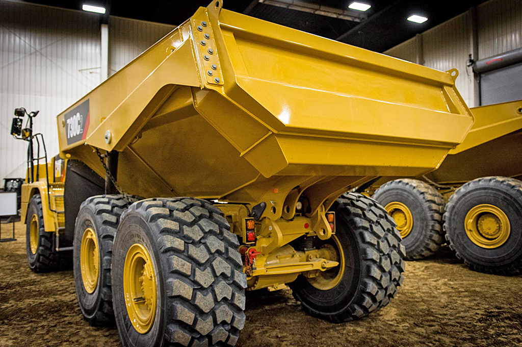 Самосвал Cat 730C2 оснащен 7-ступенчатой коробкой переключения передач