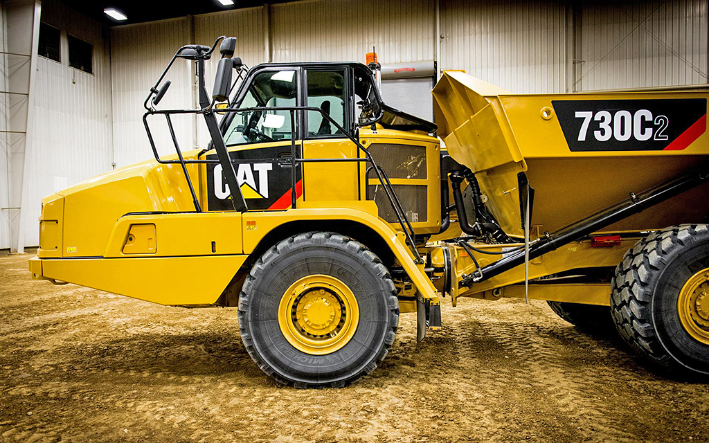 Cat 730C2 отличается большими габаритами и вместимостью, но при этом грузоподъемность меньше на тонну