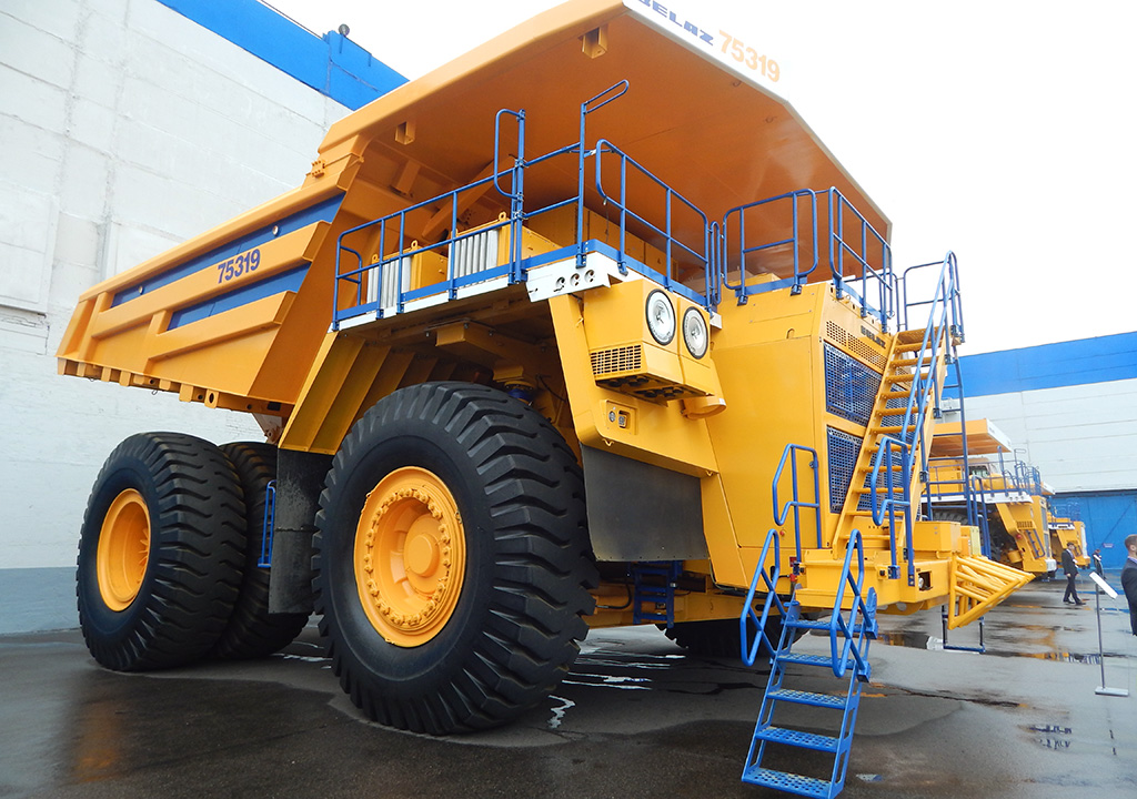 Радиус поворота самосвала БЕЛАЗ-75319 составляет 15 м