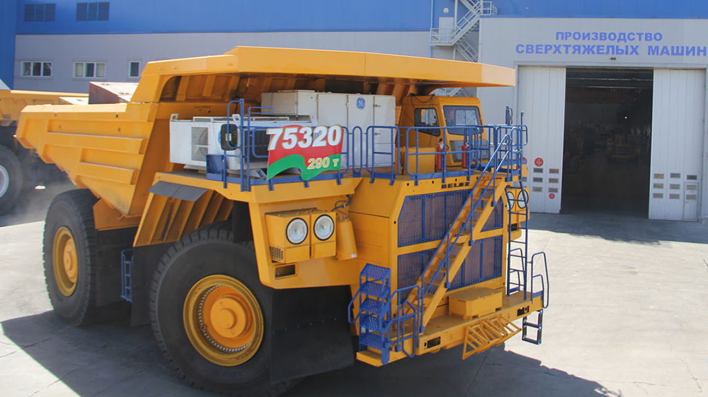 Масса полностью загруженного самосвала БЕЛАЗ-75320 составляет 500 тонн