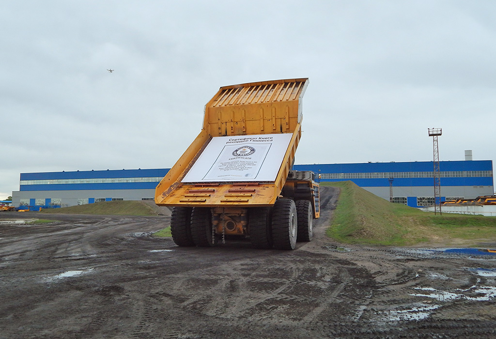 В кузове 450-тонного БЕЛАЗа - сертификат о фиксировании мирового рекорда по грузоподъемности