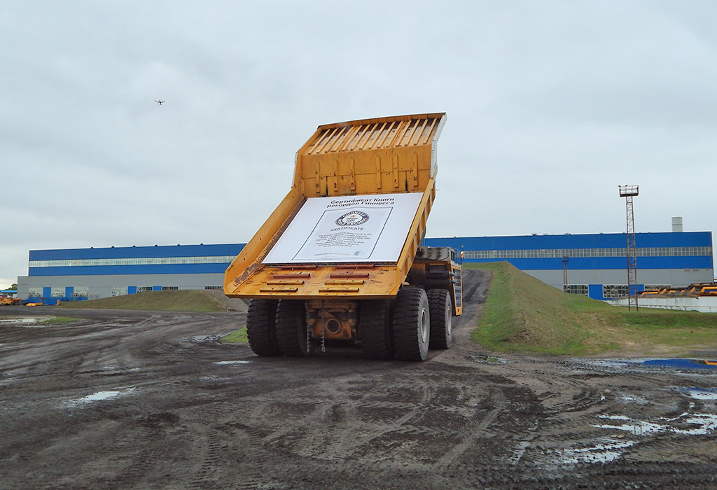 В кузове 450-тонного БЕЛАЗа - сертификат о фиксировании мирового рекорда по грузоподъемности