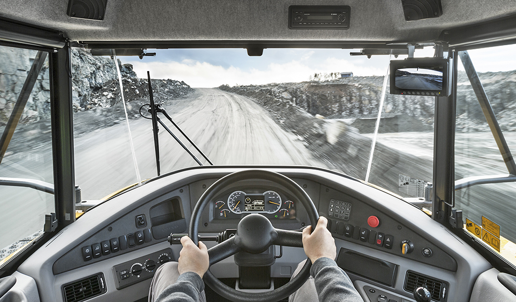 Камера заднего вида и индикатор заднего хода на самосвал Volvo устанавливается в качестве опции