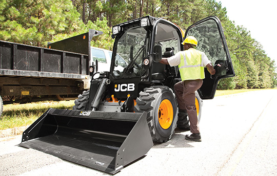 В Россию поставляется 9 мини-погрузчиков с бортовым поворотом JCB