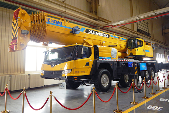 На производстве XCMG 220-тонному автокрану отведено особое место