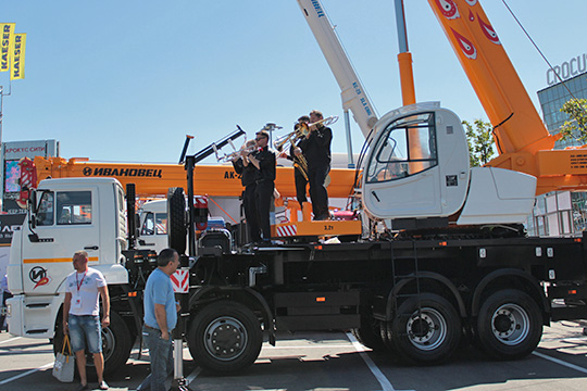 Во время перезентации 32-тонного крана прямо на машине выступали музыканты