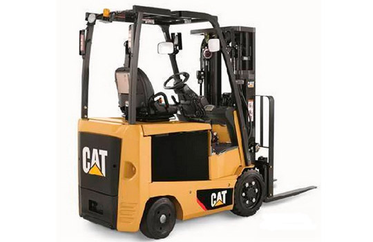 Caterpillar создала новую линейку электрических вилочных погрузчиков