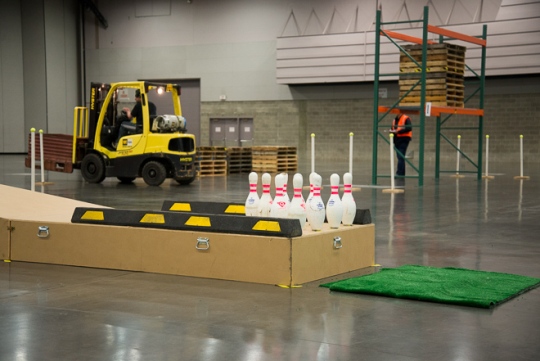 Игра в боулинг на соревнованиях Columbia Forklift Challenge