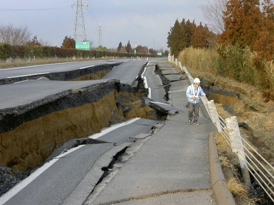 Японское шоссе Great Kanto Highway после землетрясения