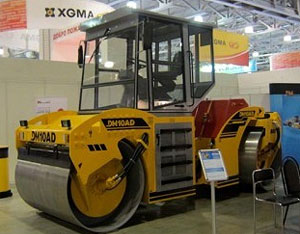 дорожный каток DM10AD производства Завода Дорожных машин