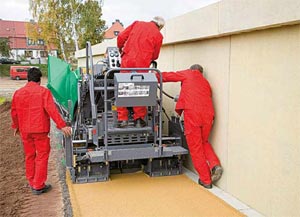 Укладка слоев дорожной одежды у стены с помощью Vоgele SUPER 700