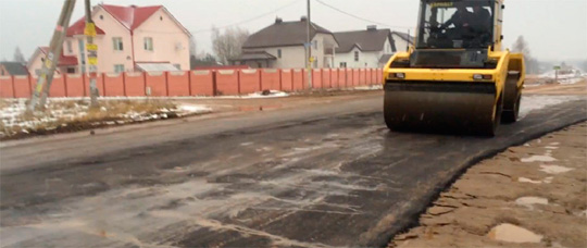 В Колодищах уложили асфальт во время заморозков