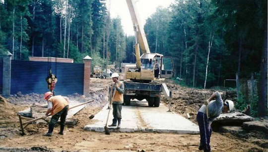 При укладке дорожных плит лучше использовать карьерный песок