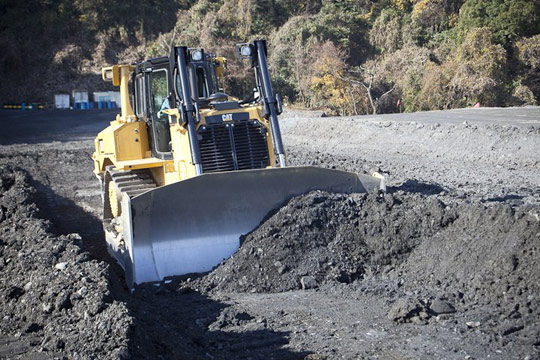 Бульдозер Cat D7R в процессе работы