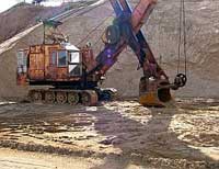 Работа экскаватора в нелегальном карьере