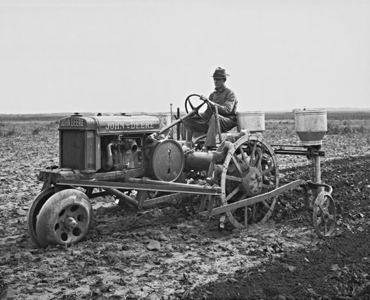 Старинный трактор John Deere 