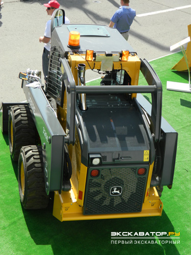 Техника на открытой экспозиции компании John Deere