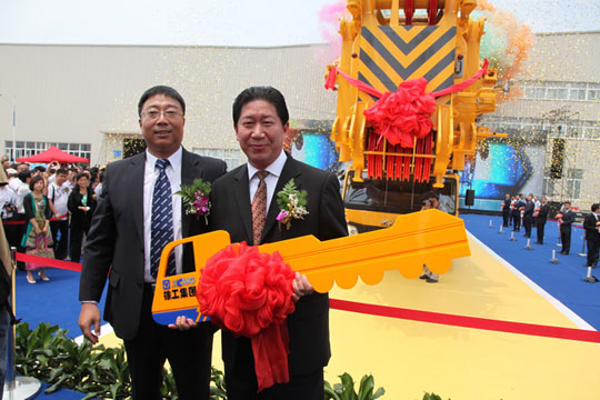 Символический ключ от первого произведенного самоходного крана XCMG 1200T 