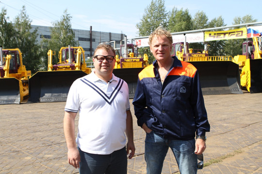Сергей Писаренко и Евгений Никишин из команды КВН Уездный город на демонстрационной площадке ОАО Промтрактор