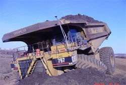 Карьерный самосвал Caterpillar 797 вывихнул колесо