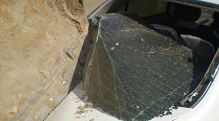 В результате падения бульдозера пострадало два автомобиля