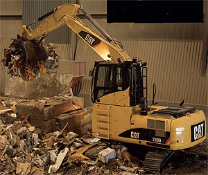 экскаватор Cat 320D для переработки мусора