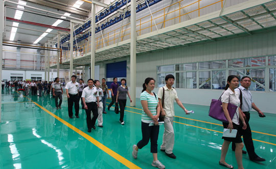 Экскурсия для гостей праздника по новому заводу фронтальных погрузчиков XCMG 