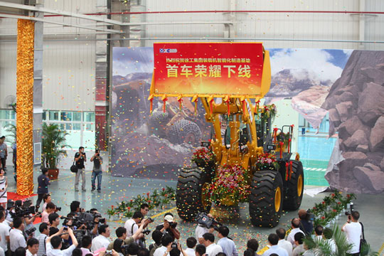 Первый фронтальный погрузчик XCMG, выпущенный на новом заводе