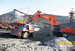 Карьерный экскаватор Hitachi EX1200-6 загружает карьерный самосвал Hitachi EH1100-3