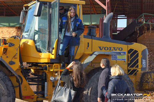 Девушки управляют погрузчиками Volvo