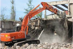 Разрушение зданий экскаваторами Hitachi ZX 240LC-3