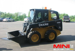 Мини-погрузчик John Deere 318D Мини-погрузчик John Deere 318D