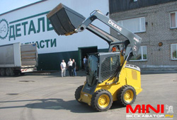 Мини-погрузчик John Deere 318D Мини-погрузчик John Deere 318D