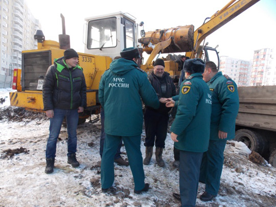 Спасательная операция при помощи фронтального погрузчика
