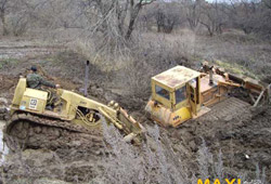 Бульдозер Komatsu-D50P по уши увяз в работе