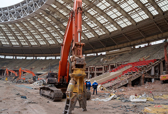 Экскаватор Hitachi с навесным оборудованием Atlas Copco на реконструкции стадиона Лужники