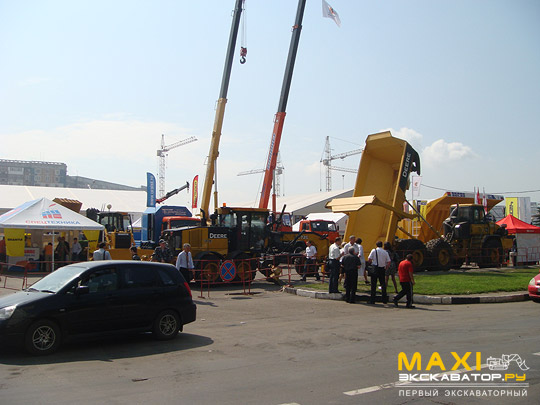 Шарнирно-сочлененный самосвал и автогрейдер Deere
