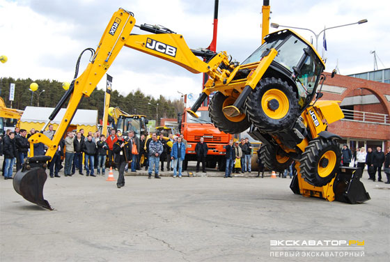 Демонстрация работы экскаватора-погрузчика JCB 4CX
