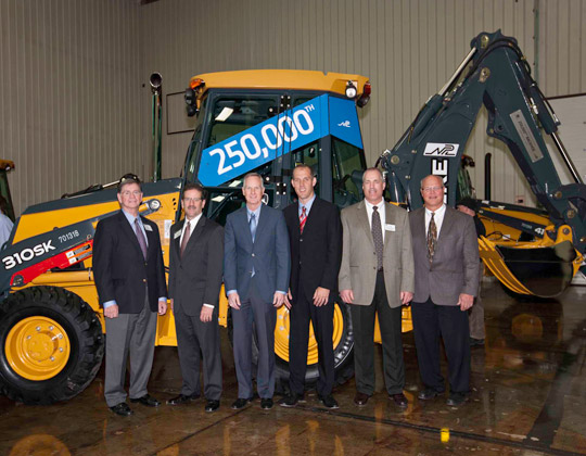 John Deere выпустила 250 000-й экскаватор-погрузчик