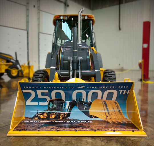 John Deere выпустила 250 000-й экскаватор-погрузчик