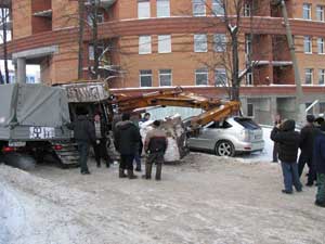 Экскавотор раздавил Lexus
