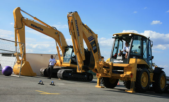 Показательное выступления техники Komatsu