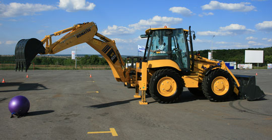Показательное выступления техники Komatsu