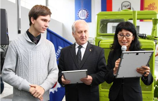 Награда студенту МАДИ Евгению Новикову была вручена председателем оргкомитета конкурса Геллой Наминовой и директором электромеханического колледжа Алексеем Судленковым