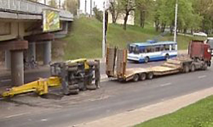 автокран упал с трейлера